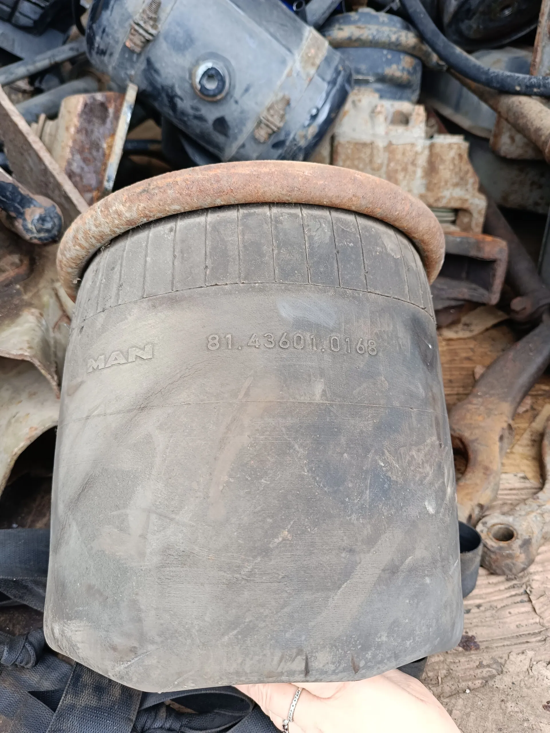 81.43601.0168 пневмоподушка задняя  MAN TGL б/у